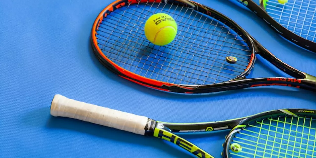 Was heißt der Plastikstreifen auf der Oberseite eines Tennisschlägers?